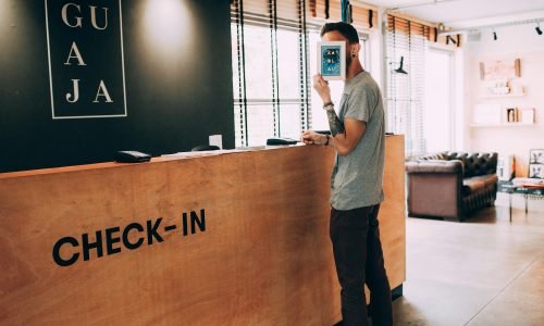 Inglês para viagens: Como se comunicar em meios de hospedagem